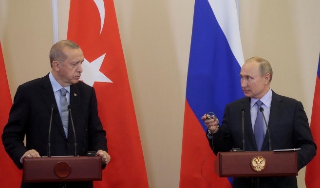 Tổng thống Nga Vladimir Putin và Tổng thống Thổ Nhĩ Kỳ Recep Tayyip Erdogan tham dự một cuộc họp báo chung sau cuộc hội đàm Nga - Thổ Nhĩ Kỳ tại khu nghỉ mát biển Đen ở Sochi, Nga ngày 22/10. Ảnh: Reuters