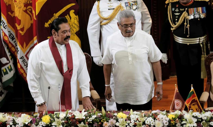 Tổng thống Sri Lanka - ông Gotabaya Rajapaksa (phải) và Thủ tướng mới được bổ nhiệm - ông Mahinda Rajapaksa. Ảnh: Reuters