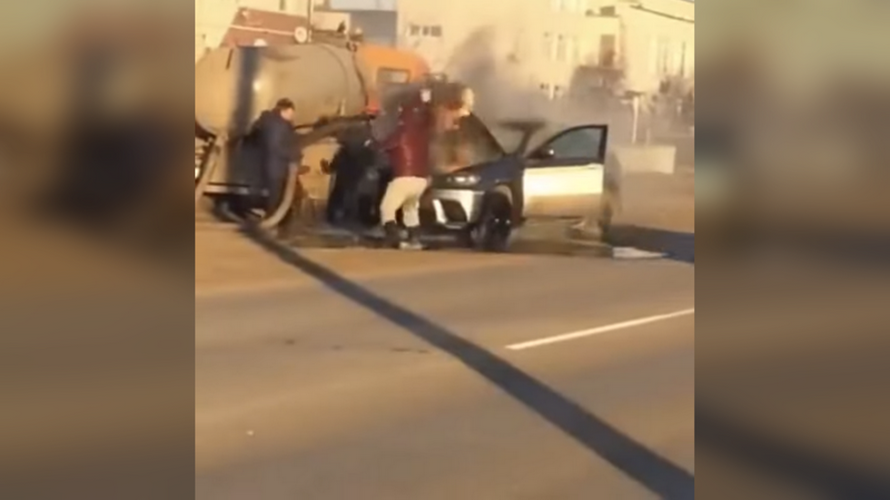 Chiếc BMW được dập lửa bằng xe hút bể phốt. Ảnh cắt từ video