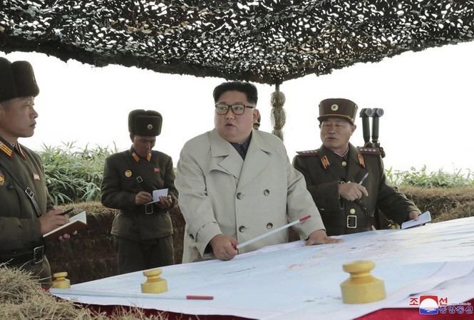 Ông Kim Jong-un đi kiểm tra đơn vị trên đảo Changrin. Ảnh: KCNA