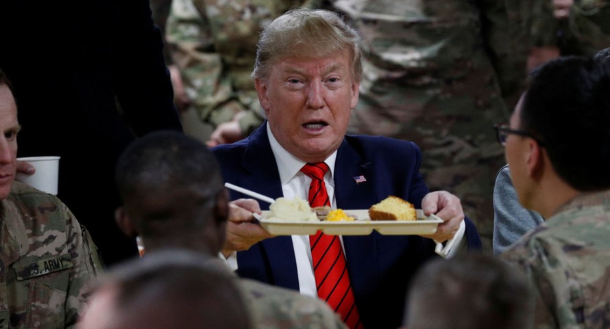 Ông Trump dùng bữa cùng binh sĩ tại căn cứ ở Afghanistan. Ảnh: Reuters