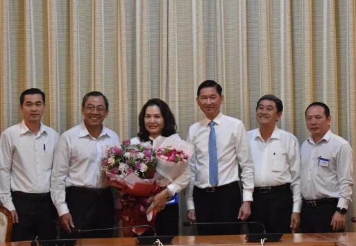 Bà Lê Thúy Hằng (cầm hoa) được bổ nhiệm làm Tổng Giám đốc Công ty Vàng bạc đá quý Sài Gòn