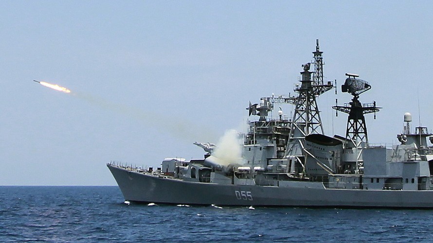 Tàu hải quân Ấn độ phóng tên lửa. Ảnh: Reuters