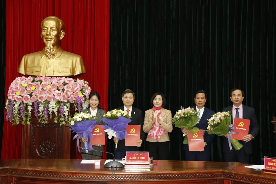 Bí thư Tỉnh ủy Ninh Bình trao quyết định và chúc mừng các đồng chí.