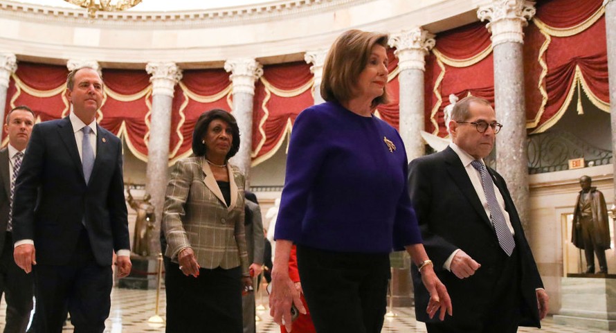 Chủ tịch Hạ viện Mỹ Nancy Pelosi (áo xanh). Ảnh: Reuters