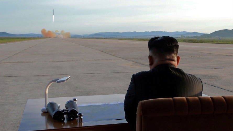 Chủ tịch Kim Jong-un theo dõi một vụ thử vũ khí. Ảnh: KCNA