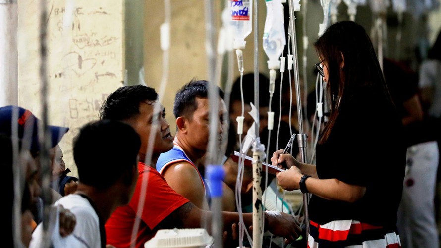 Hàng trăm người phải nhập viện vì ngộ độc rượu dừa. Ảnh: Reuters