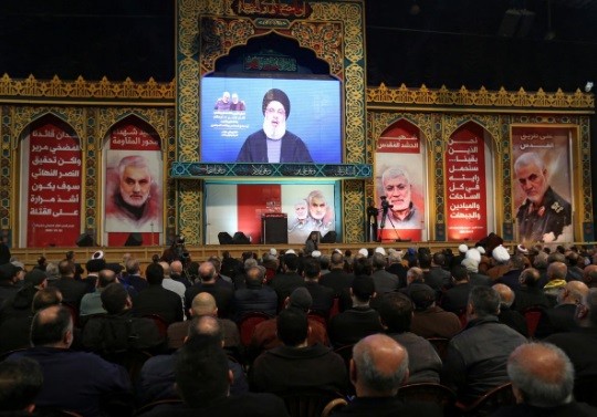 Lãnh đạo Hezbollah, Sayyed Hassan Nasrallah, phát biểu qua màn hình trong sự kiện tưởng nhớ Qassem Soleimani, người đứng đầu Lực lượng Quds, đã thiệt mạng trong cuộc không kích tại sân bay Baghdad. Ảnh: Reuters