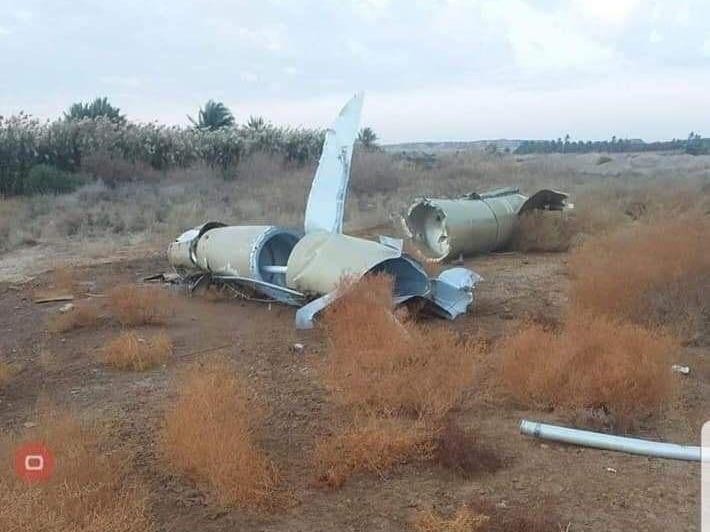 Hình ảnh xác tên lửa nằm cách căn cứ Ain al-Asad 32km. Ảnh: Twitter
