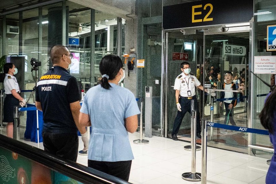 Thái Lan lắp đặt máy quét nhiệt ở sân bay trong bối cảnh phát hiện một hành khách đến từ Trung Quốc mang theo chủng virus corona mới.