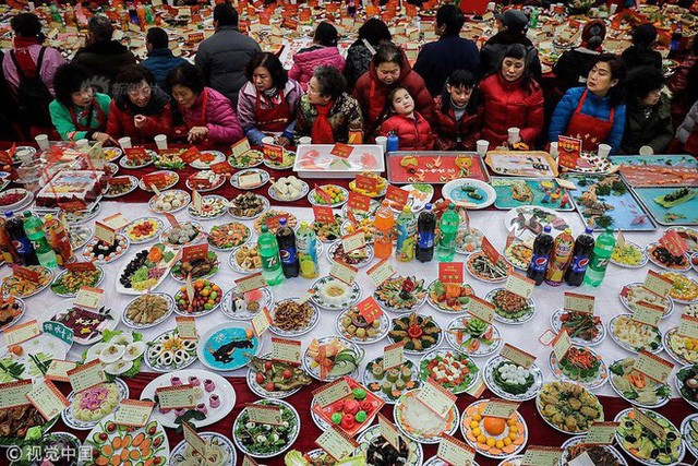 Những bữa tiệc cộng đồng khổng lồ diễn ra khá phổ biến ở Trung Quốc. 