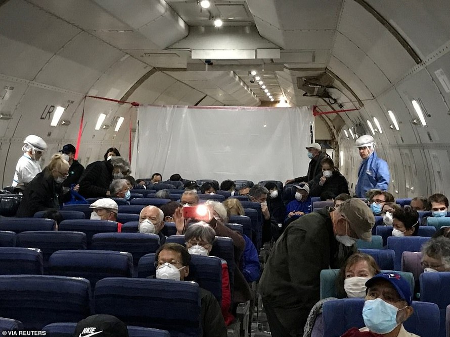 Các hành khách Mỹ trên chuyến bay sơ tán từ Nhật Bản về nước. Ảnh: Reuters