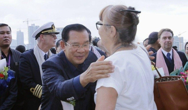 Thủ tướng CampuchiaHun Sen chào mừng hành khách du thuyền Westerdam tại cảng Sihanoukville. Ảnh: Kyodo