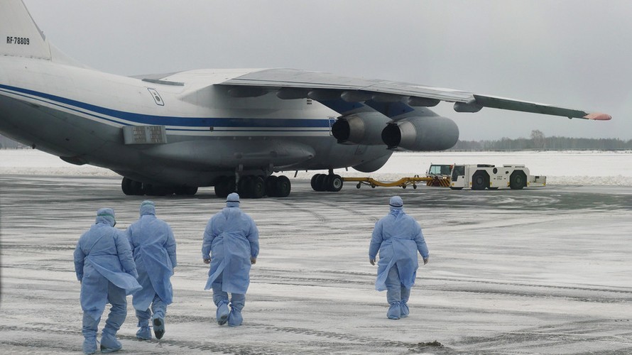 Nhân viên y tế đón máy bay chở người sơ tán từ Vũ Hán (Trung Quốc) về Nga hôm 5/2. Ảnh: RT