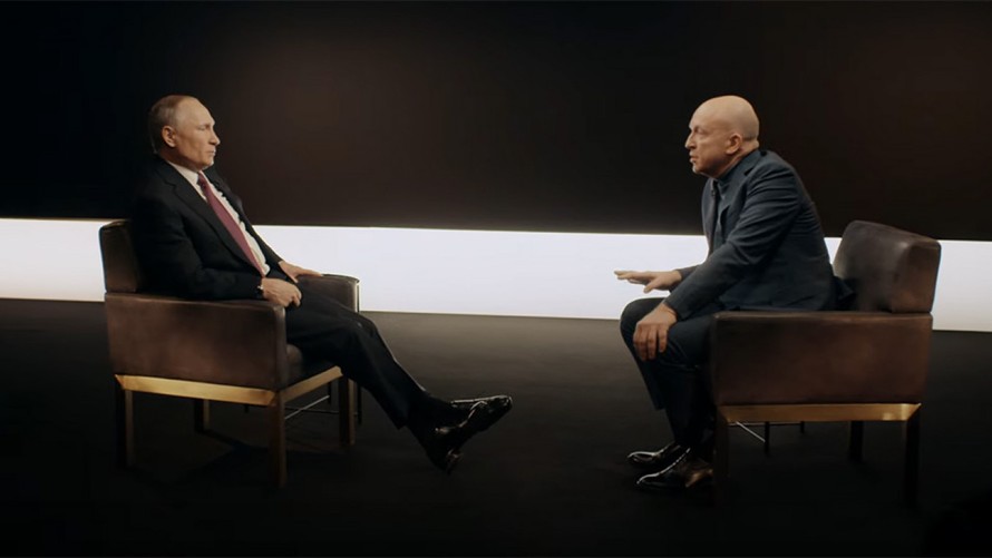 Ông Putin (trái) trả lời phỏng vấn hãng tin Tass. 