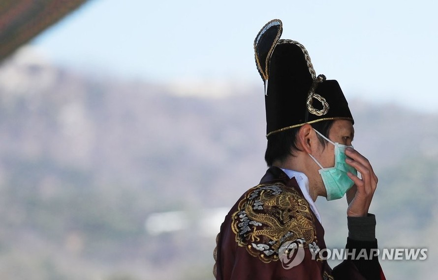 Du khách đeo khẩu trang tại Seoul ngày 23/2. Ảnh: Yonhap