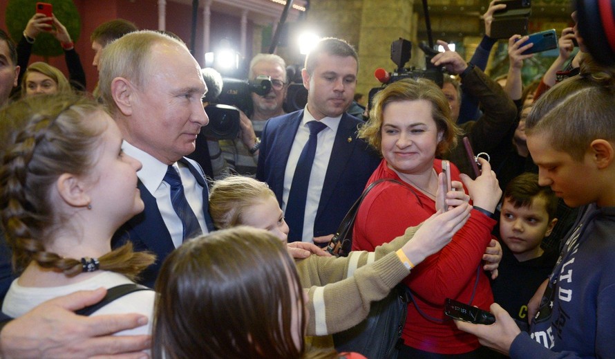Tổng thống Nga Putin chụp ảnh cùng du khách tại công viên Dream Island (Moscow). Ảnh: Reuters