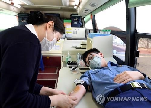 Quân nhân Hàn Quốc đi hiến máu hôm 26/2. Ảnh: Yonhap