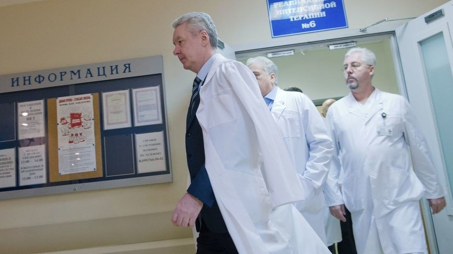 Thị trưởng Moscow Sergey Sobyanin thăm bệnh viện. Ảnh: Reuters