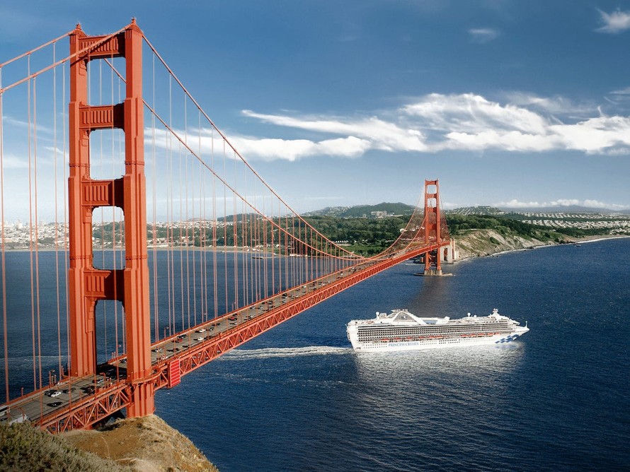 Tàu Grand Princess đi qua San Francisco. Ảnh: Princess Cruise