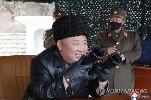 Chủ tịch Triều Tiên Kim Jong-un giám sát vụ phóng thử sáng 2/3. Ảnh: Yonhap