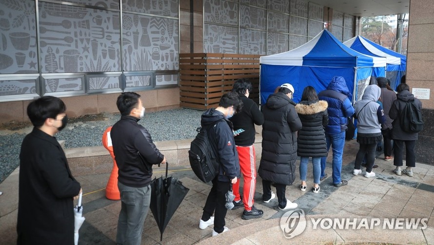 Người dân xếp hàng chờ khám sàng lọc Covid-19 ở Seoul ngày 10/3. Ảnh: Yonhap
