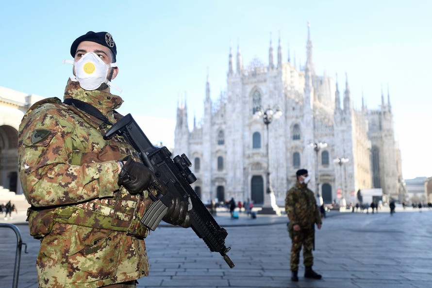 Binh sĩ canh gác bên ngoài một nhà thờ ở Milan (Ý). Ảnh: Reuters