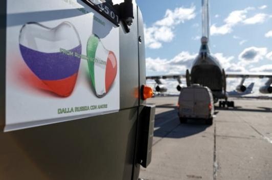 Hàng viện trợ Italy được đưa lên vận tải cơ Nga. Ảnh: Reuters