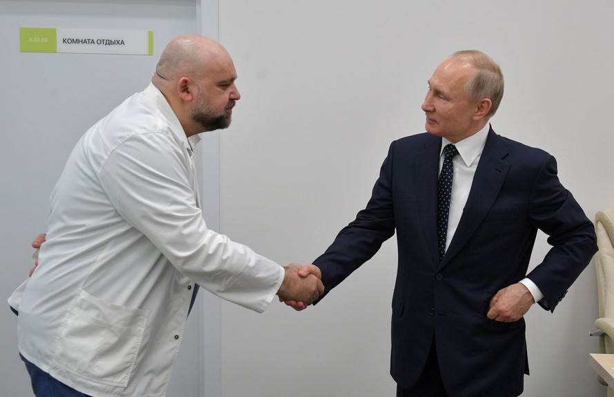 Ông Denis Protsenko bắt tay Tổng thống Putin trong cuộc gặp ngày 24/3. Ảnh: Tass