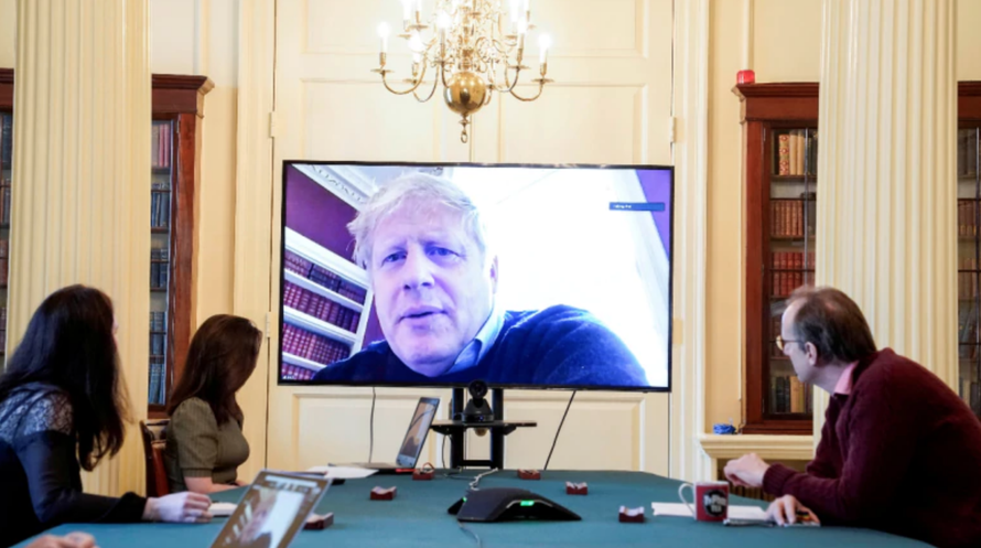Thủ tướng Anh Boris Johnson họp trực tuyến. Ảnh: Reuters