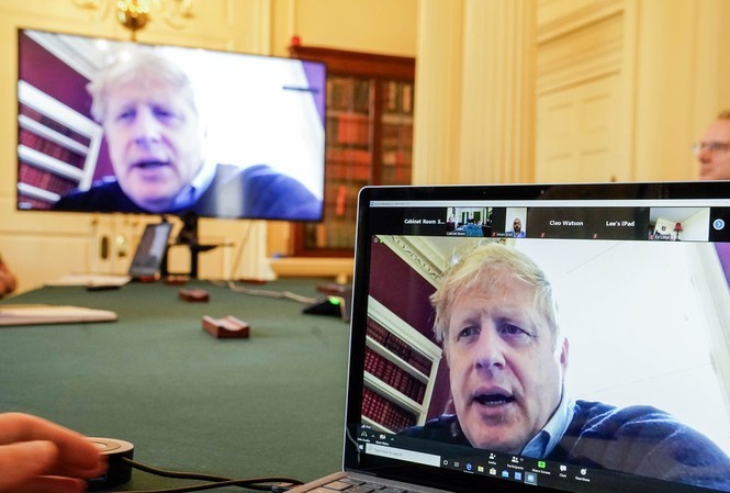 Ông Boris Johnson họp trực tuyến khi tự cách ly tại nhà vì mắc COVID-19. Ảnh: PA