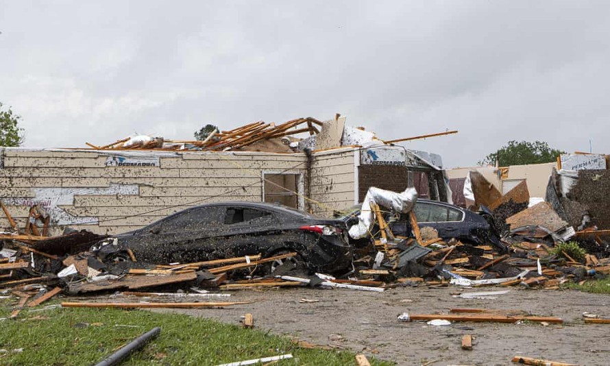 Lốc xoáy khiến một ngôi nhà ở Monroe (bang Louisiana) bị hư hỏng. Ảnh: AP