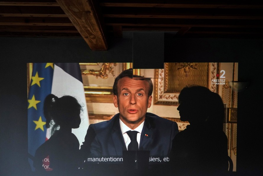 Một gia đình nghe thông báo kéo dài lệnh phong tỏa của Tổng thống Pháp Macron. Ảnh: AP