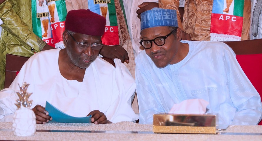 Tổng thống Buhari (phải) và Chánh văn phòng Kyari (trái). Ảnh: UGC