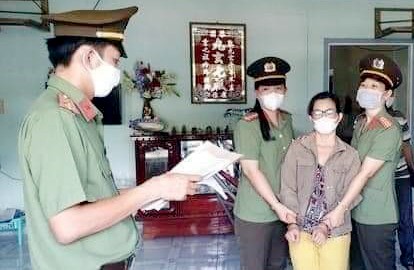 Cơ quan An ninh điều tra Công an tỉnh Hậu Giang thực hiện lệnh bắt tạm giam đối với Đinh Thị Thu Thủy.