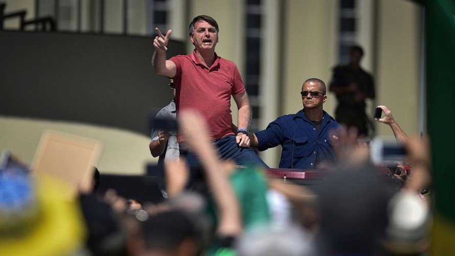Tổng thống Brazil Bolsonaro tham gia biểu tình hôm 19/4. Ảnh: AP