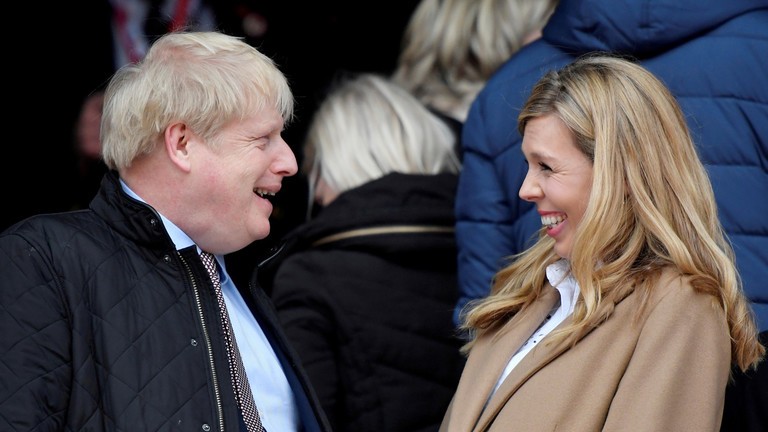 Thủ tướng Anh Johnson và bà Carrie Symonds. Ảnh: Reuters