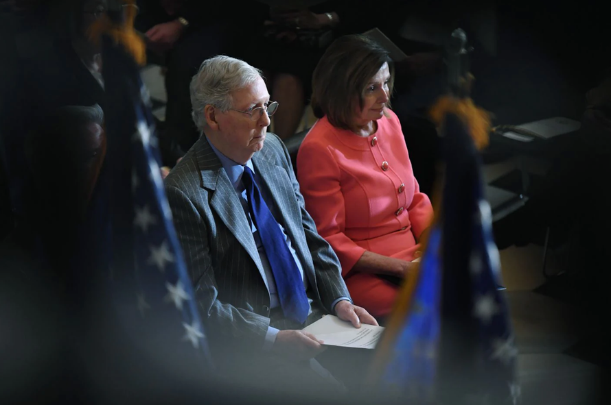 Chủ tịch Hạ viện - bà Nancy Pelosi (đảng Dân chủ) và Lãnh đạo phe đa số Thượng viện Mitch McConnell (đảng Cộng hòa). Ảnh: Washington Post