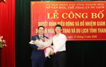Chủ tịch UBND tỉnh Thanh Hóa Nguyễn Đình Xứng chúc mừng đồng chí Phạm Nguyên Hồng.