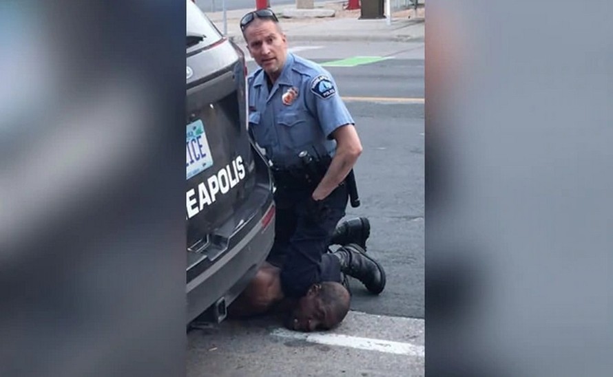 George Floyd bị sĩ quan cảnh sát của thành phố Minneapolis, Derek Chauvin, trấn áp bằng cách đè đầu gối lên cổ. Ảnh: CNN.