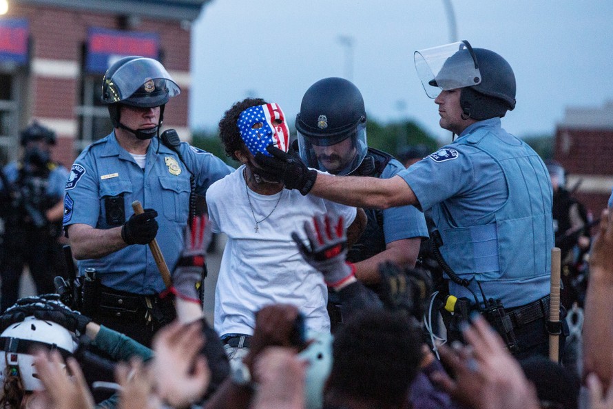 Cảnh sát Mỹ khống chế người biểu tình. Ảnh: NY Times