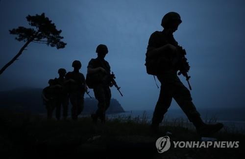 Binh sĩ Hàn Quốc đi tuần trên đảo Yeonpyeong ngày 17/6. Ảnh: Yonhap