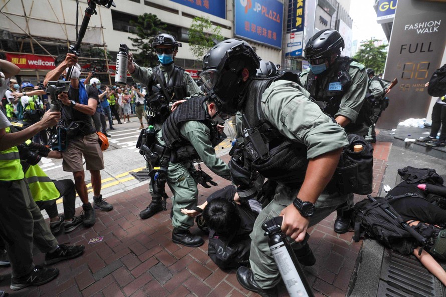 Cảnh sát Hong Kong khống chế người biểu tình. Ảnh: SCMP