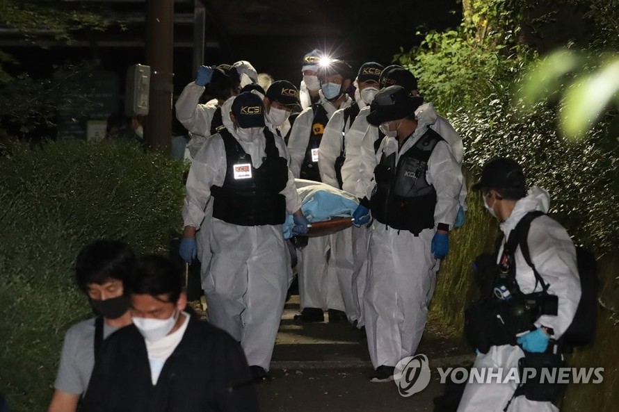 Thi thể ông Park được đưa về bệnh viện Đại học Quốc gia Seoul sau khi được tìm thấy lúc 0h01' ngày 10/7. Ảnh: Yonhap