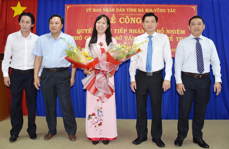 Ông Trần Văn Tuấn, Phó Chủ tịch UBND tỉnh Bà Rịa-Vũng Tàu (thứ hai, bên phải) trao Quyết định bổ nhiệm và tặng hoa chúc mừng bà Nguyễn Thị Ánh Hồng.