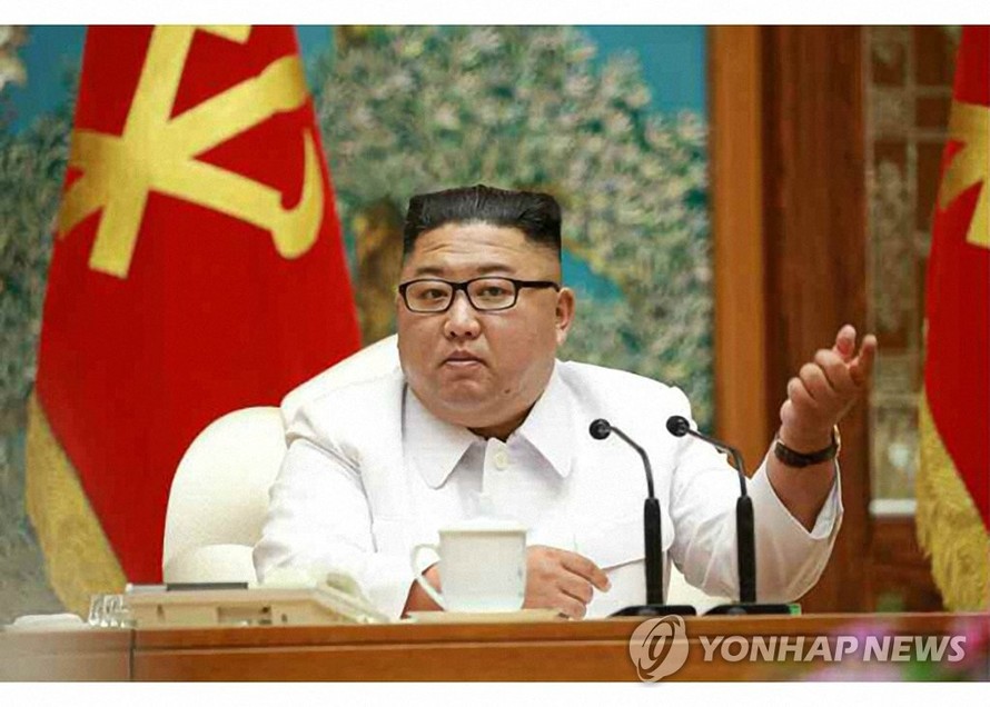 Ông Kim Jong-un trong cuộc họp khẩn với Bộ Chính trị ngày 25/7. Ảnh: Yonhap