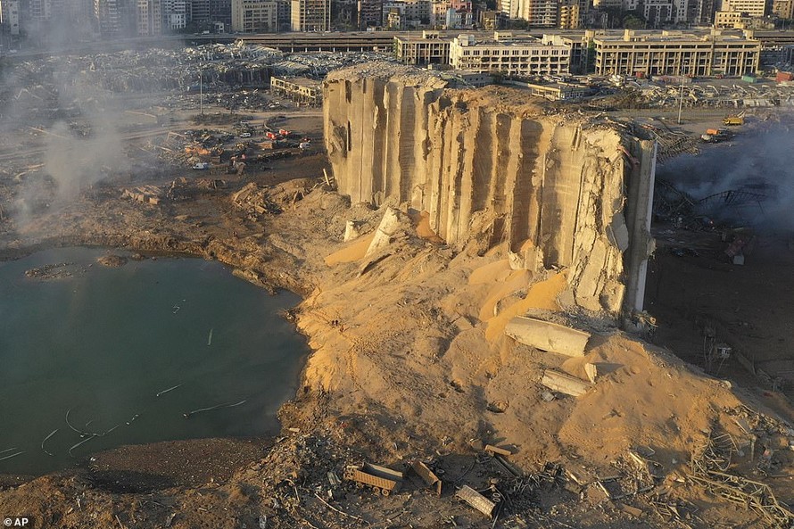 Cảng Beirut tan hoang sau vụ nổ. Ảnh: AP
