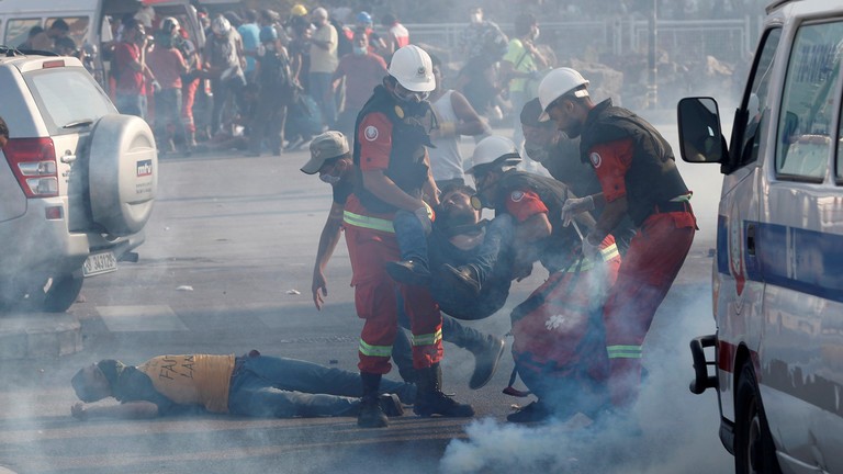 Người biểu tình bị thương ở Beirut. Ảnh: Reuters