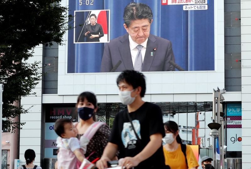 Thủ tướng Abe phát biểu từ chức chiều 28/8. Ảnh: Reuters