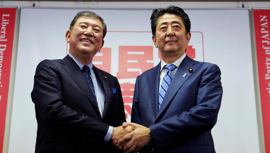 Thủ tướng Nhật Bản Shinzo Abe và cựu Bộ trưởng Quốc phòng Shigeru Ishiba. Ảnh: Reuters 